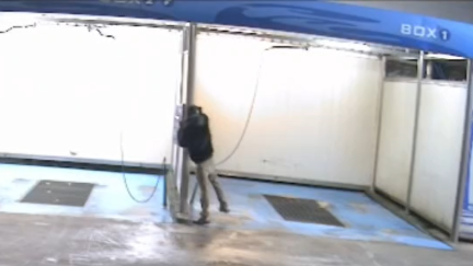Imagen de la grabación de una cámara de seguridad que muestra cómo el presunto autor forzaba las máquinas de la estación de servicio. / Guardia Civil