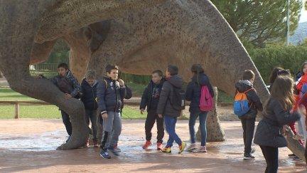 Varios niños disfrutan de uno de los dinosaurios de Dinópolis. / Aragón TV