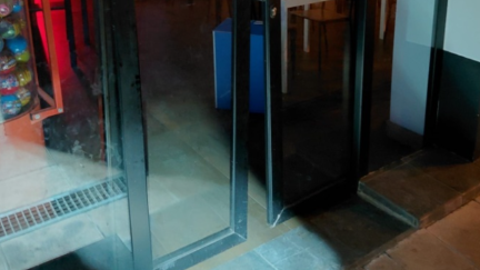 El detenido causó daños en la puerta del establecimiento. / Policía Nacional