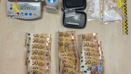 Efectos arrojados desde el vehículo y localizados e intervenidos por la Guardia Civil. / Guardia Civil
