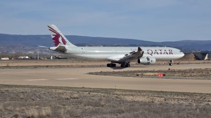 Uno de los aviones procedentes de Doha que ha llegado al Aeropuerto de Teruel. / Gobierno de Aragón
