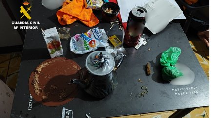 Objetos y droga localizados en el registro de la vivienda de Caspe./ Guardia Civil