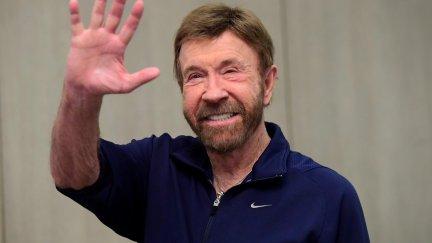 Fotografía de archivo del 26 de noviembre del 2018 que muestra al actor estadounidense Chuck Norris saludando en la 15º campaña de la fundación benéfica Shoe Box en el hotel Kempinski Corvinus de Budapest (Hungría). Norris falleció a los 86 años. EFE/ Tamas Kovacs