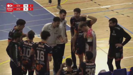 Maxi Torcello da instrucciones a sus jugadores durante el encuentro.