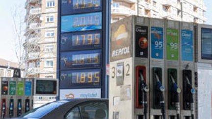Precios de una gasolinera de Zaragoza. / EFE/ Javier Belver