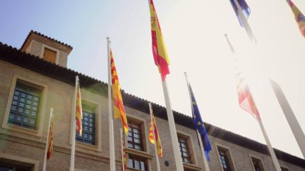 El presidente Jorge Azcón ordena que las banderas ondeen a media asta en los edificios oficiales del Gobierno de Aragón por el asesinato machista ocurrido este sábado en Zaragoza. / DGA