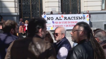 Concentración este sábado en la Plaza de España de Zaragoza con motivo del Día Internacional de la Eliminación de la Discriminación Racial. / Aragón TV