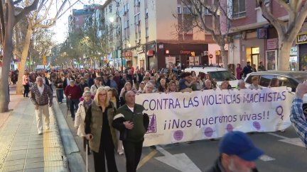 Manifestación este sábado en el barrio de Las Fuentes de Zaragoza en repulsa por el crimen machista. / Aragón TV