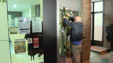 Algunos vecinos dejaron flores en la puerta de la peluquería de la víctima. | Aragón Noticias