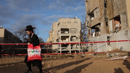 Misiles iraníes han impactado este sábado sobre Arad. /EFE/EPA/Abir Sultan)