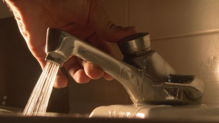 Una persona encendiendo un grifo. / Aragón TV