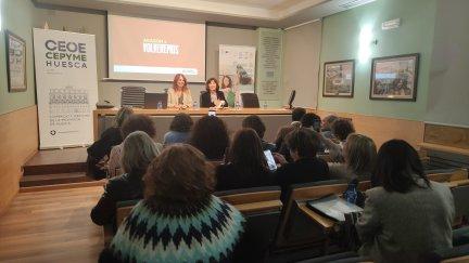 La directora general de Comercio, Ferias y Artesanía, Carmen Herrarte, ha presentado este lunes las ayudas en Huesca. / Aragón TV