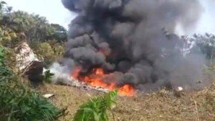 Captura de video tomada de rastreo de redes que muestra el accidente de un avión este lunes, en Putumayo (Nariño). / EFE/ Rastreo de Redes
