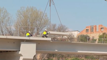En la jornada de este martes se han colocado los tableros sobre la superficie de la nueva construcción. / Aragón TV