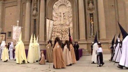 La cofradía del Pegrón atraviesa la plaza del Pilar de Zaragoza. / Aragón TV