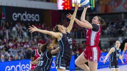 Merrit Hempe lanza a canasta en una jugada del encuentro.