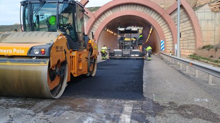 Obras de mejora del firme en la A-2 a su paso por la provincia de Huesca. / Ministerio de Transportes