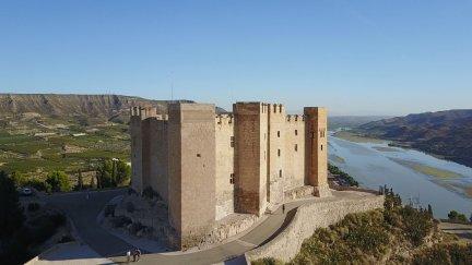 El castillo de Mequinenza que este jueves ha pasado a ser propiedad del Ayuntamiento de la localidad zaragozana. / Aragón TV