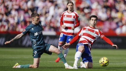 Un momento del partido de la SD Huesca en Granada