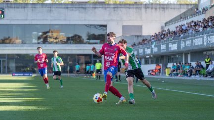 El CD Teruel suma un punto ante el Real Betis B (2-2).