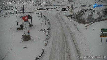 La A-136 este domingo a la altura de Formigal (Huesca). / DGT
