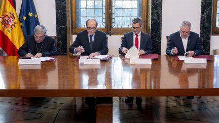 El presidente de la Conferencia Episcopal Española (CEE), Luis Argüello; el Defensor del Pueblo, Ángel Gabilondo; el ministro de la Presidencia, Justicia y Relaciones con las Cortes, Félix Bolaños, y el presidente de la Conferencia Española de Religiosos (CONFER), Jesús Díaz Sariego, durante la firma del acuerdo para reparar a víctimas de abusos prescritos, en la sede del Defensor del Pueblo, a 30 de marzo de 2026, en Madrid (España)./ Europa Press. Alberto Ortega