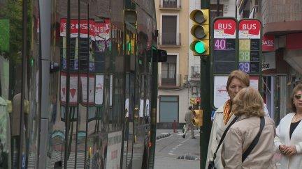 Un autobús urbano de Zaragoza junto a un semáforo. / Aragón TV