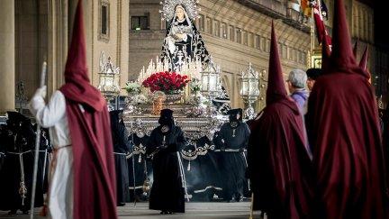 La peana de la Soledad realiza un movimiento pendular con la Lenta durante toda la procesión. / Zaragozasemanasanta.es