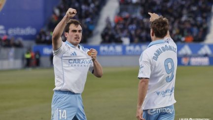 Francho celebra con Dani Gómez el gol ante el Racing