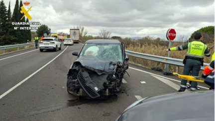 El 19 de marzo se produjo una colisión lateral entre dos turismos en la A-121. / Guardia Civil