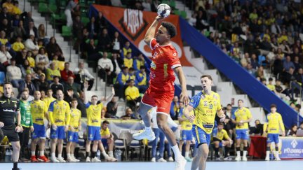 El Bada Huesca visita a Ademar León en un duelo clave por la permanencia.