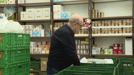En la Hermandad del Refugio reciben donaciones de ropa, comida y dinero de instituciones y particulares. / Aragón TV