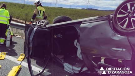 El vehículo ha quedado volcado en arcén contrario. / Diputación de Zaragoza