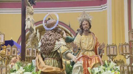 La procesión de la Cofradía del Descendimiento ha contado este año con 700 cofrades. / Aragón TV