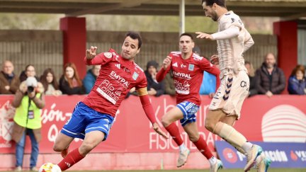 El capitán de la SD Tarazona durante el último choque en el Municipal Turiasonense. Foto: X @SDTarazona