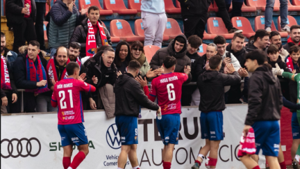 Los jugadores del CD Teruel junto a la afición en Pinilla. Foto: X @Teruelcd