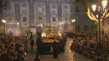 El Santo Entierro reúne a las 25 cofradías de Zaragoza en la mayor concentración de bombos de España. / Aragón TV