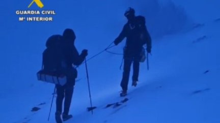El rescate se realizó con arneses y técnica de progresión y guiaje con cuerda corta. / Guardia de Civil de Zaragoza