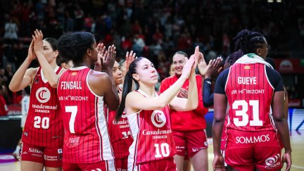 El equipo aplaude al público tras el último partido de liga ante Gran Canaria