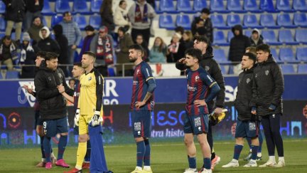 Los jugadores de la SD Huesca al término del último encuentro ante la Cultural Leonesa