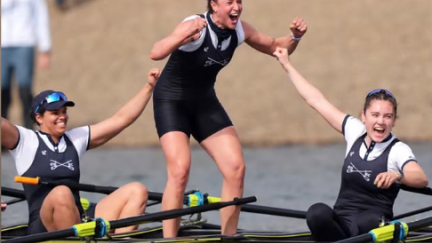 Esther Briz celebra la victoria junto al equipo de Oxford