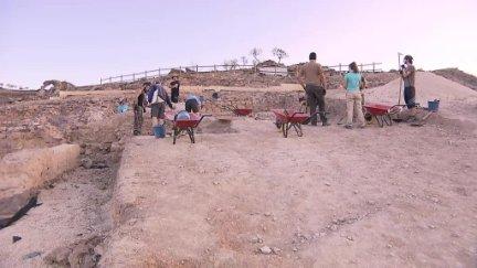 Jóvenes trabajan en un yacimiento arqueológico de Aragón. / Aragón TV
