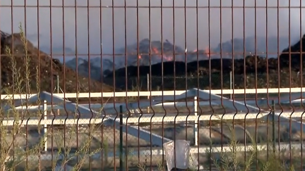 Los bomberos están dejando arder el material y protegiendo el perímetro. / Aragón TV