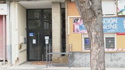 Uno de los bloques de la plaza Santa Clara afectados. / Aragón TV