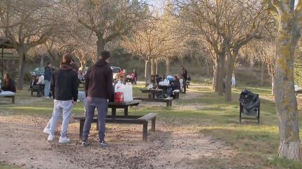 Los turolenses acuden a distintos espacios naturales del entorno de la ciudad, como La Fuente Cerrada, para compartir comida en grupo. / Aragón TV