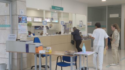 Personal sanitario y pacientes en un centro de salud. / Aragón TV