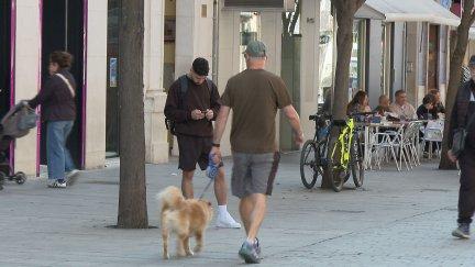 Muchos oscenses han lucido manga y pantalón corto este martes por las calles de la ciudad. / Aragón TV
