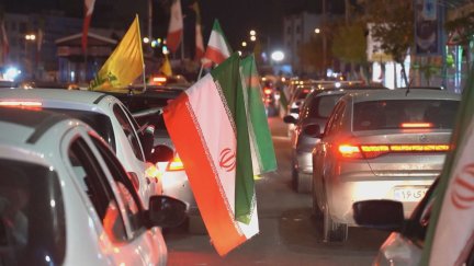Ciudadanos iraníes han salido a las calles de Teherán para celebrar el alto el fuego / Reuters