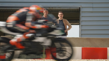Jorge Lorenzo supervisa el entrenamiento del aragonés Víctor Cubeles