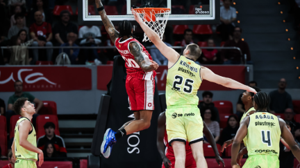 Devin Robinson ejecuta un mate ante Lleida